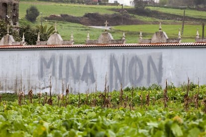 Pintada contra la mina en Corcoesto 