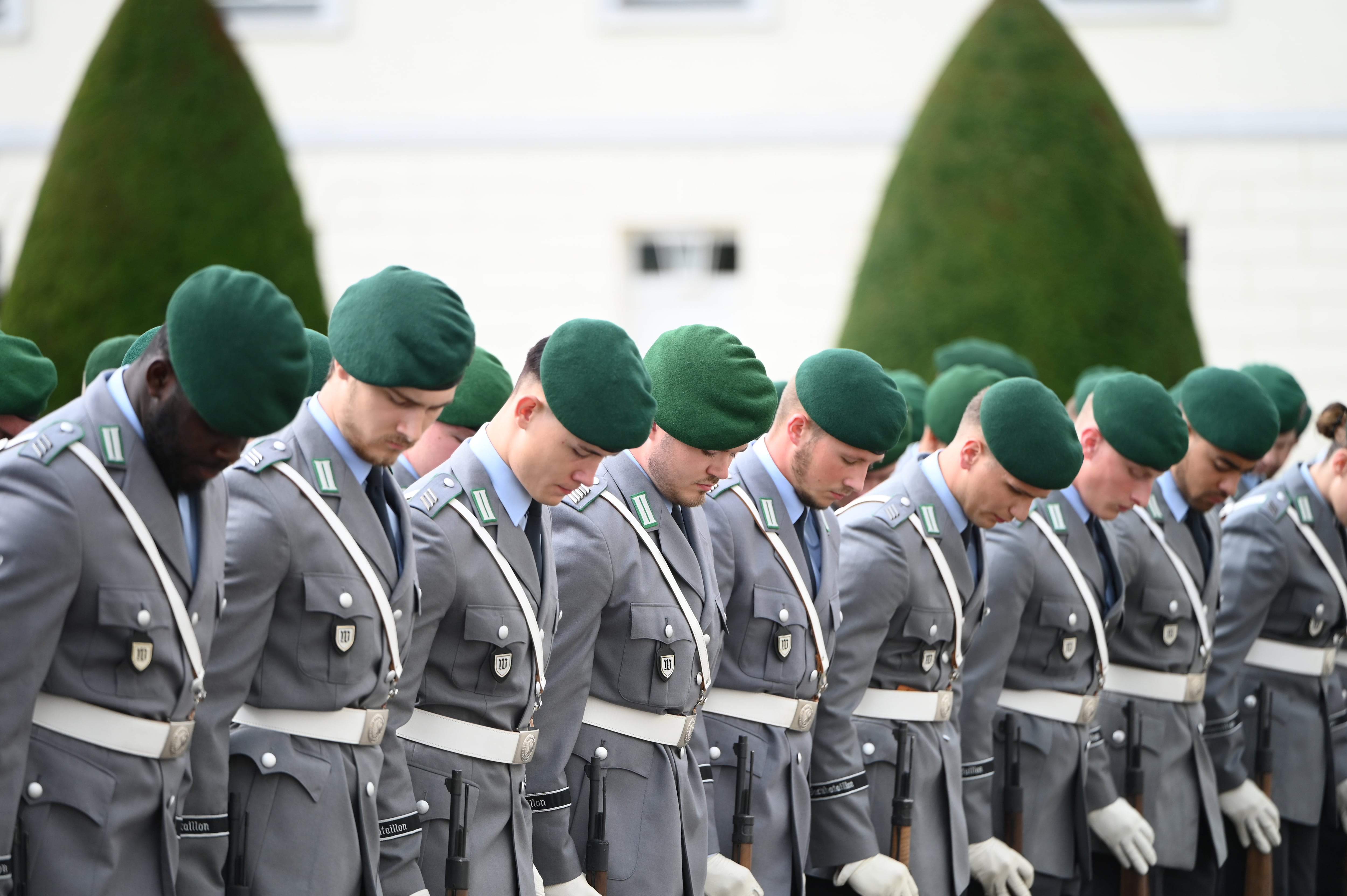 Soldados de la Bundeswehr se encuentran frente al Palacio Bellevue durante una ceremonia militar, el 22 de julio.