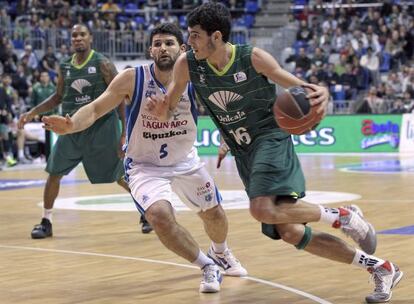 El alero de Unicaja Álex Abrines controla el balón ante la defensa del escolta griego del Lagun Aro Papamakarios.