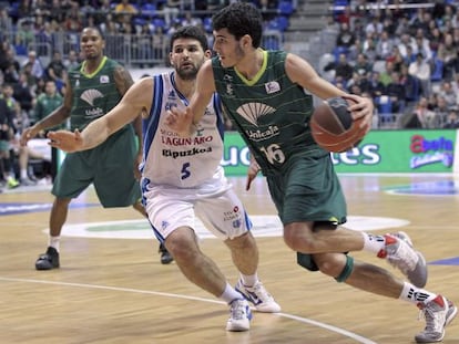 El alero de Unicaja Álex Abrines controla el balón ante la defensa del escolta griego del Lagun Aro Papamakarios.