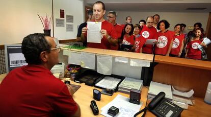 Extrabajadores de RTVV denunciaron ayer la reducción de su base de cotización en la Inspección de Trabajo en Valencia.