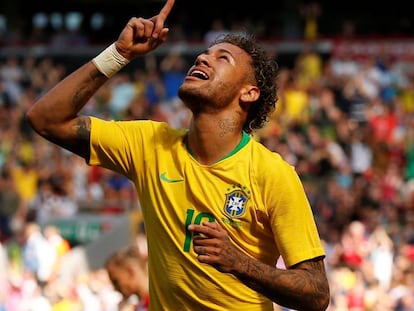 Neymar celebra su gol a Croacia en su regreso con Brasil tras estar tres meses lesionado.