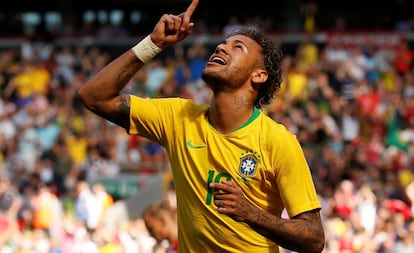 Neymar celebra su gol a Croacia en su regreso con Brasil tras estar tres meses lesionado.