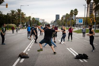 Un grupo de jóvenes juegan al fútbol en la Diagonal de Barcelona, este viernes durante la jornada de huelga.