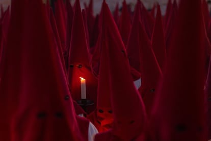 Los miembros penitentes de la Real Hermandad del Santísimo Cristo de las Injurias sostienen velas mientras se reúnen cerca de la catedral de Zamora, antes de participar en la procesión del Silencio.