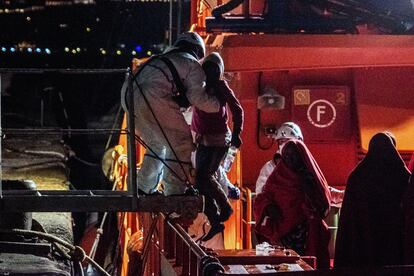 Desembarco en el muelle de Arguineguín de 44 personas rescatadas de una patera a 100 millas de Gran Canaria.