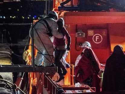 Desembarco en el muelle de Arguineguín de 44 personas rescatadas de una patera a 100 millas de Gran Canaria.