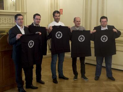 El director del Basque Culinary Center, Joxe Mari Aizega (izquierda), junto a los cocineros que han participado en el acto.