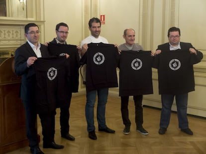 El director del Basque Culinary Center, Joxe Mari Aizega (izquierda), junto a los cocineros que han participado en el acto.