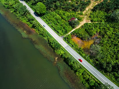 Optar por un vehículo ecológico implica un menor consumo de recursos naturales y energía. No utilizar combustibles fósiles reduce las emisiones, lo que disminuye los riesgos climáticos y ambientales.