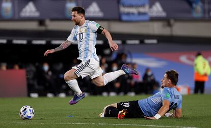 Lionel Messi supera Sebastián Coates, en el partido entre Argentina y Uruguay en Buenos Aires.