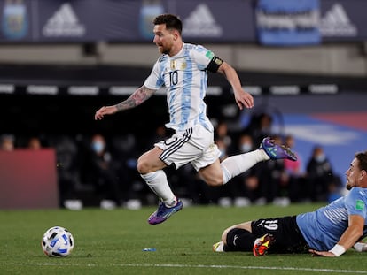 Lionel Messi supera Sebastián Coates, en el partido entre Argentina y Uruguay en Buenos Aires.