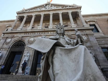 Fachada del edificio que alberga la Biblioteca Nacional, en el Paseo de Recoletos.