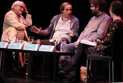 De izquierda a derecha Juan Cruz, Isaías Lafuente y Sergio del Molino. De espaldas, Tereixa Constenla.