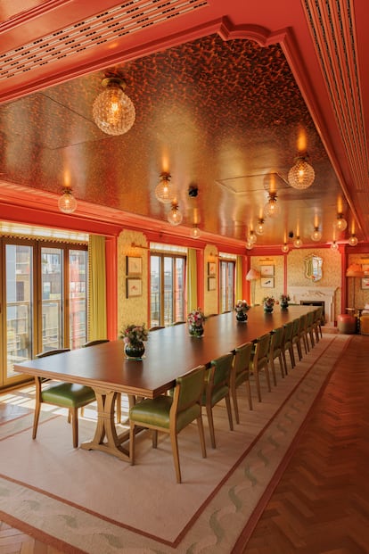 Sala comedor privada, en el ático, con cuadros de Andy Warhol en sus paredes.