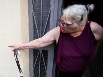 Una de las vecinas que presenci&oacute; la pelea, Mar&iacute;a Luisa, se&ntilde;ala donde redujeron a la v&iacute;ctima.