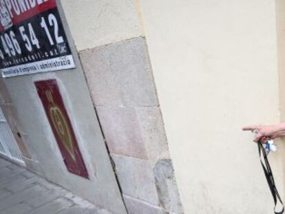 Una de las vecinas que presenció la pelea, María Luisa, señala donde redujeron a la víctima.