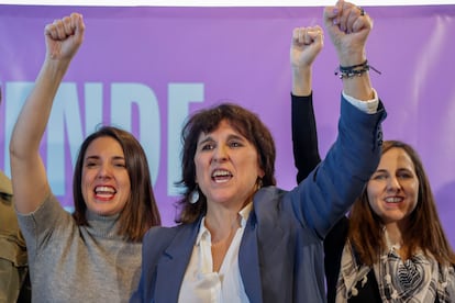 La secretaria general de Podemos, Ione Belarra (derecha), e Irene Montero (izquierda), candidata a las elecciones europeas, arropan en un mitin en Galicia a su aspirante a la presidencia de la Xunta, Isabel Faraldo (centro), el 10 de febrero en A Coruña. 
