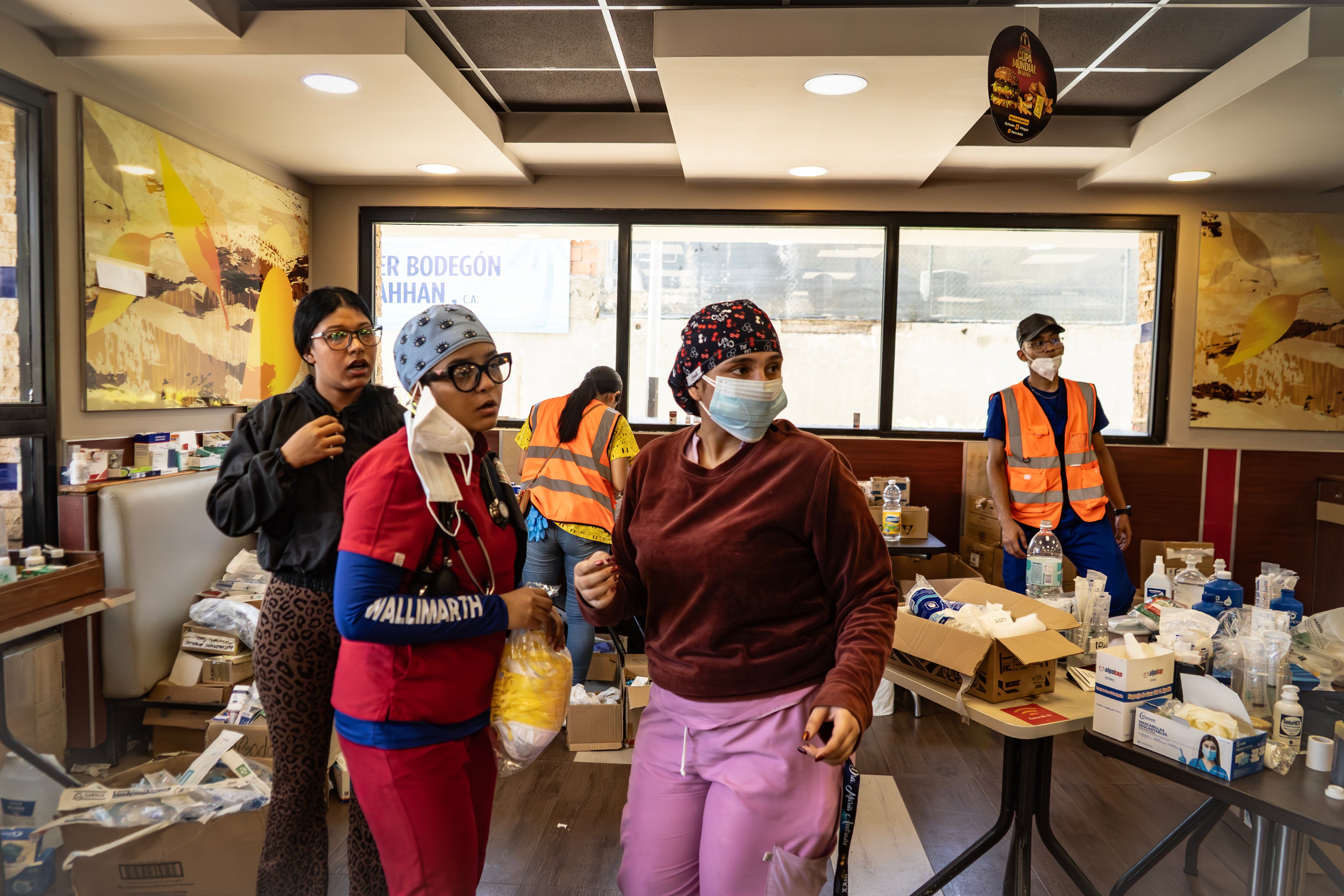 Voluntarios de la clínica improvisada dentro del restaurante.
