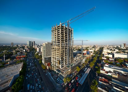 Vista aérea del conjunto habitacional y comercial Espacio Condesa, ubicado en el Circuito Interior Maestro José Vasconcelos esq con Av Benjamín Franklin, en Ciudad de México.