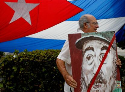 Un exiliado cubano sostiene un retrato de Fidel Castro en la Pequeña Habana, en Miami, en abril de 2008.