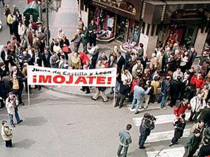 Empleados de Fontaneda fueron ayer a Palencia para asistir al pleno de la Diputación, que trató del cierre de la fábrica.