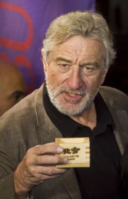 De Niro brinda en la inauguración del restaurante Nobu en Mexico, el pasado mes de diciembre.