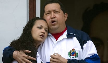 Ch&aacute;vez abraza a su hija Rosa, ayer en Caracas.