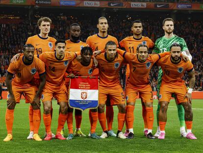 Foto de equipo de la selección de Países Bajos durante un partido amistoso frente a Escocia.