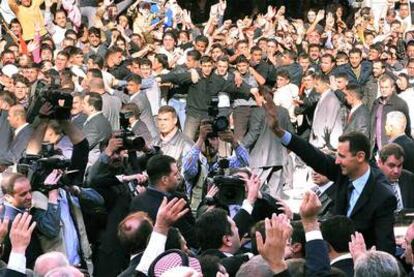 El presidente El Asad saluda a sus partidarios tras su discurso en el Parlamento, en Damasco.