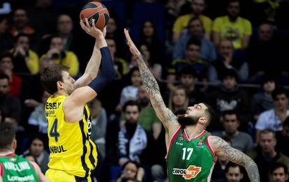 Vincent Poirier, del Baskonia, trata de taponar ante Jan Vesely, del Fenerbahçe.