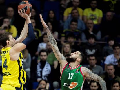 Vincent Poirier, del Baskonia, trata de taponar ante Jan Vesely, del Fenerbahçe.