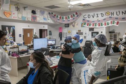 Anita Pandey y Tanna Ingraham se abrazan el 31 de diciembre en el puesto de enfermería de la sala covid-19 del United Memorial Medical Center de Houston (Texas).