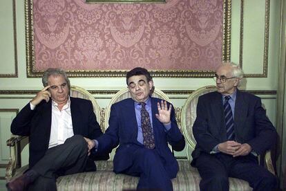 Juan Marsé, Terenci Moix y Josep Maria Espinàs, de izquierda a derecha, en el Salón de Cent del Ayuntamiento de Barcelona, en 2002.