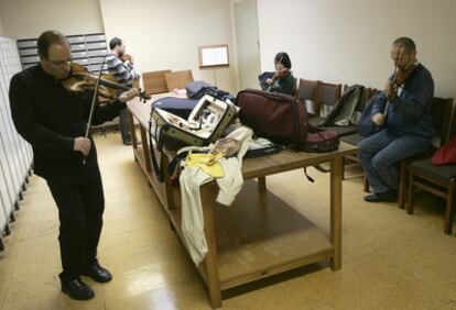 Opositores a solistas de violín para la Orquesta Sinfónica de Euskadi ultiman su preparación.