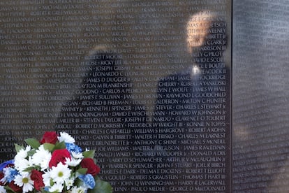 El reflejo del presidente Joe Biden y la primera dama Jill Biden en el monumento a los veteranos de Vietnam en el National Mall en Washington, el 29 de marzo.