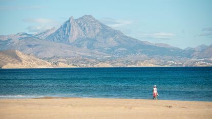 Vista de la playa de San Juan, en Alicante.