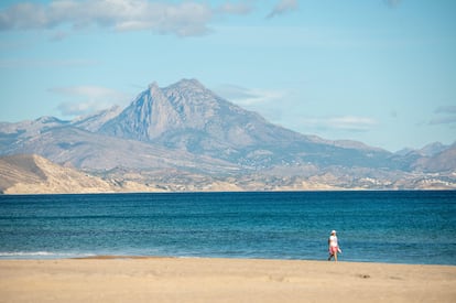 Vista de la playa de San Juan, en Alicante.