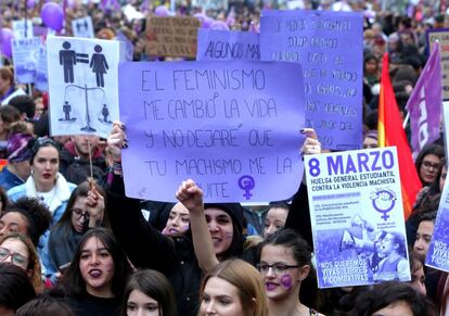 "El feminismo me cambió la vida y no dejaré que tu machismo me la quite" es el cartel que porta una manifestante en la marcha de Madrid.