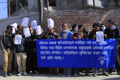 Miembros del colectivo LGBTI se manifiestan a favor de la inclusión de su representante en el Parlamento de Nepal.