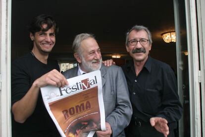 Durante el Festival de Cine de San Sebastián, junto a Adolfo Aristarain, director de 'Roma', y Juan Diego Botto, en septiembre de 2004.