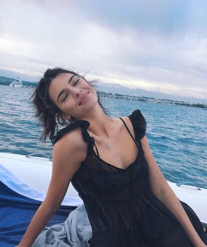 Kendall Jenner es otra de las celebrities a la que le encanta navegar cuando está de vacaciones.