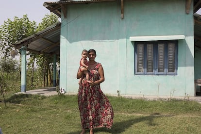 Una mujer posa frente a su casa con su beb&eacute; en Meghauli, provincia de Therai. La mayor&iacute;a de los trabajadores que provienen de &eacute;sta son hombres, por lo que las mujeres acaban viviendo solas durante unos a&ntilde;os en los que deben hacer cargo de los ni&ntilde;os y de toda clase de trabajos que no estaban acostumbradas a hacer antes. 