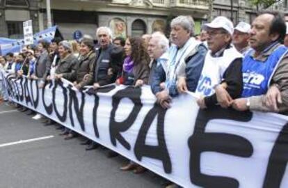 Marcha de dirigentes sindicales argentinos en la Plaza de Mayo de Buenos Aires el pasado 10 de octubre. EFE/Archivo