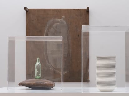 'Pila de platos' y 'Cojín y botella', delante de 'Mesa invertida', tres de obras de Tàpies de 1970 que pueden verse en la exposición de su Fundación de Barcelona.
