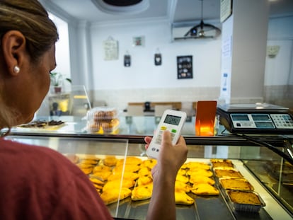 Sandra Díaz, propietaria de la pastelería Glassé en Madrid, enciende el aire acondicionado.