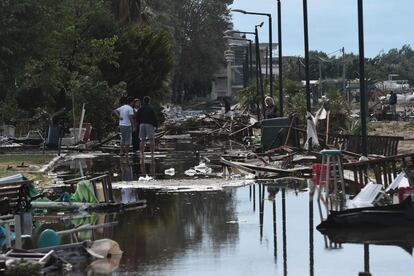 Moradores observam os danos provocados pela tormenta.