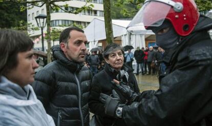 Los parlamentarios de EH Bildu, Maribi Ugarteburu, Unai Urruzuno y Laura Mintegi, conversan con un mando de la Ertzaintza en Ondarroa.