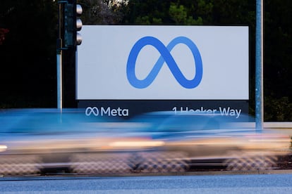 Varios vehículos pasan ante la sede de Meta en Mountain View (California), en una imagen de noviembre de 2022.