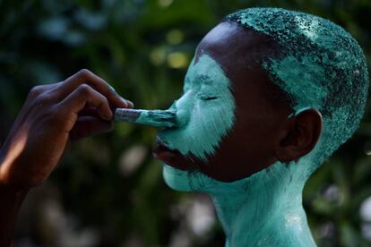 En la imagen, un niño se prepara para el segundo día de carnaval en Les Cayes (Haití).